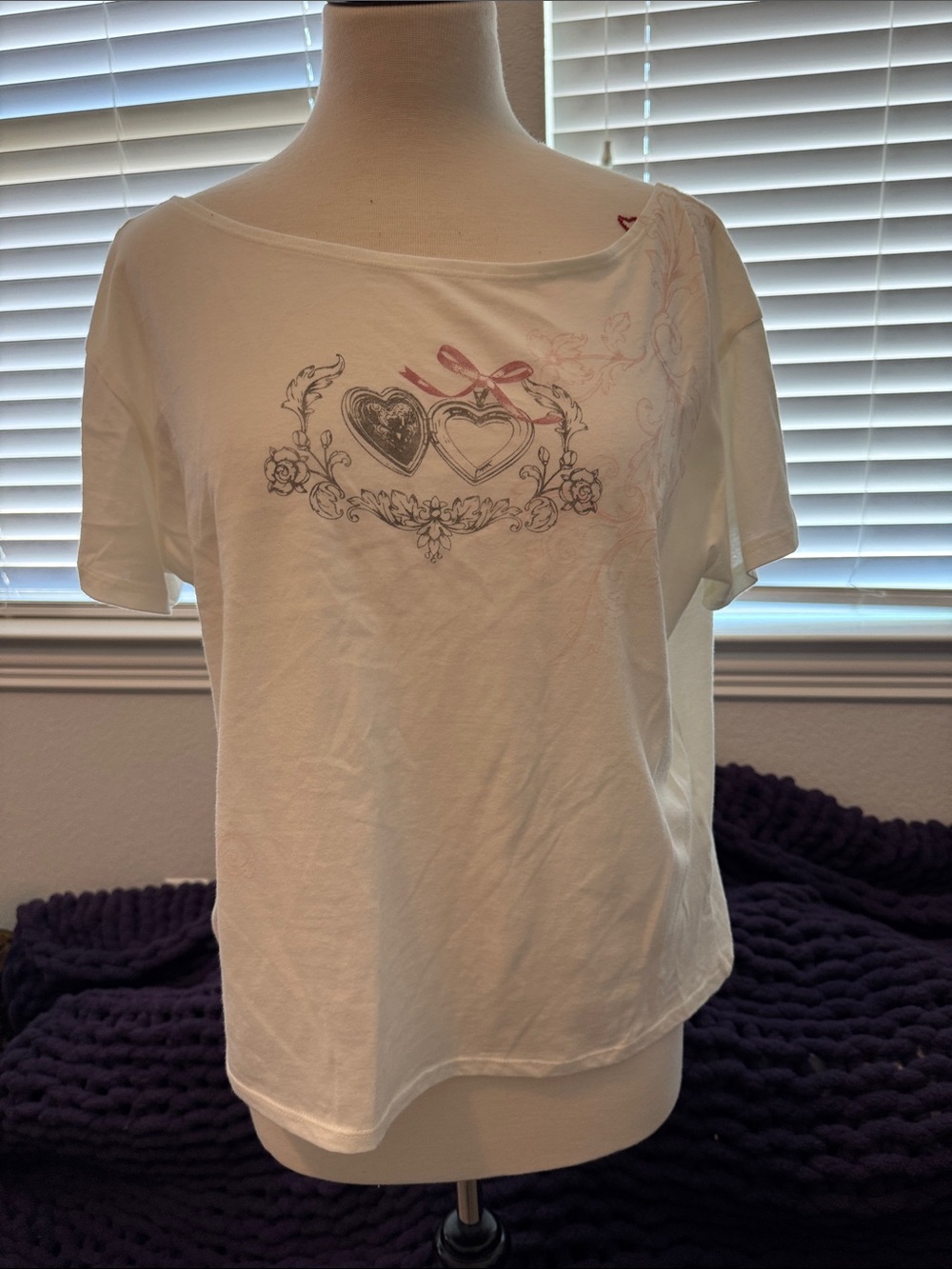 Hollister White Short-Sleeve Tee with Heart Graphic silk ribbon tie in back